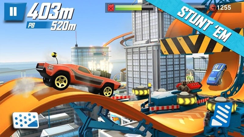 alt: Màn hình chơi game Hot Wheels: Race Off với một chiếc xe đang vượt chướng ngại vật