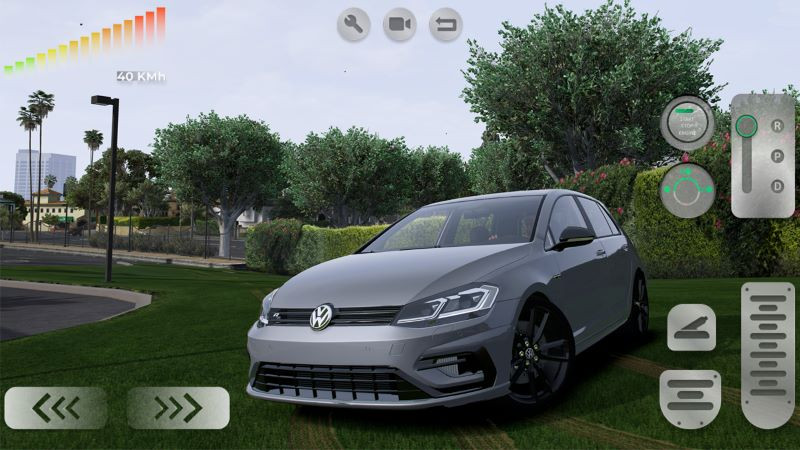 alt text: Cảnh chơi trong Golf R Master Driver School, người chơi đang lái chiếc Volkswagen Golf GTI màu xanh vượt qua một chiếc xe tải màu trắng trên đường đua.