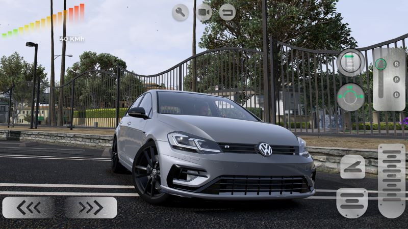 alt text: Giao diện game Golf R Master Driver School, người chơi đang lái chiếc xe Volkswagen Golf màu xanh vượt qua một khúc cua trên đường đua, với góc nhìn từ bên hông xe.