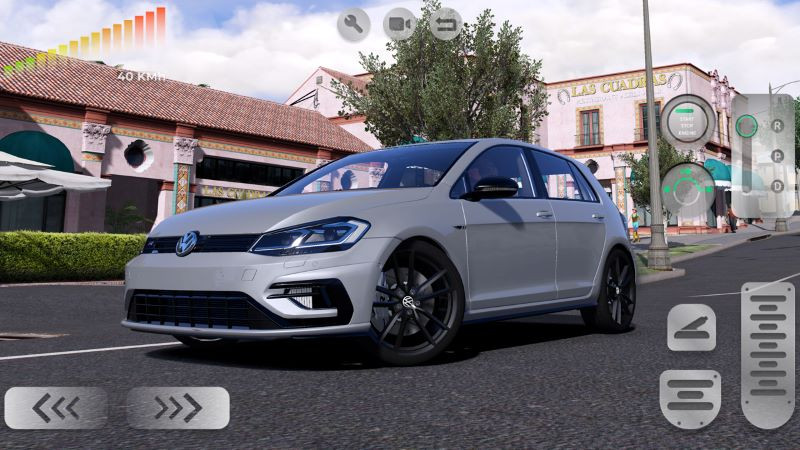 alt text: Giao diện game Golf R Master Driver School trên điện thoại, người chơi đang lái chiếc Volkswagen Golf GTI màu xanh drift qua một khúc cua trên đường đua.