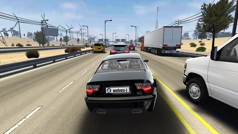 alt text: Hình ảnh gameplay Traffic Tour mod với góc nhìn thứ ba từ phía sau xe, cho thấy chiếc xe đang di chuyển trên đường cao tốc với nhiều xe cộ khác.