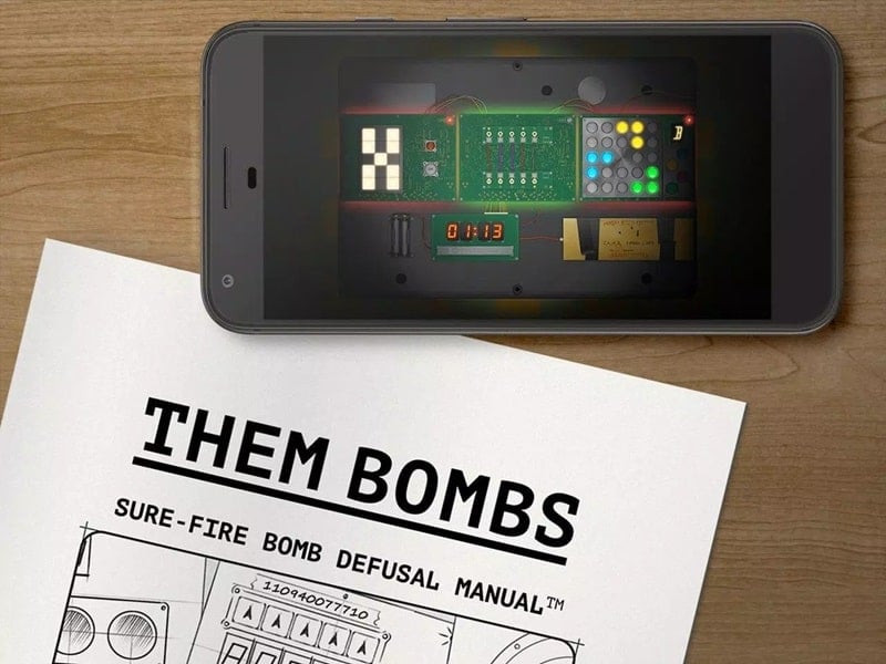 alt text: Hình ảnh minh họa cách chơi Them Bombs MOD APK, người chơi đang quan sát quả bom và mô tả cho đồng đội